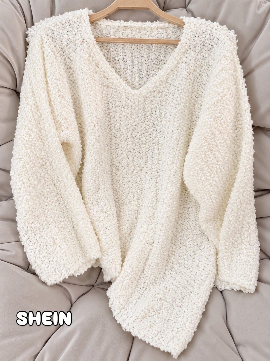 V-Neck off white oversized pullover