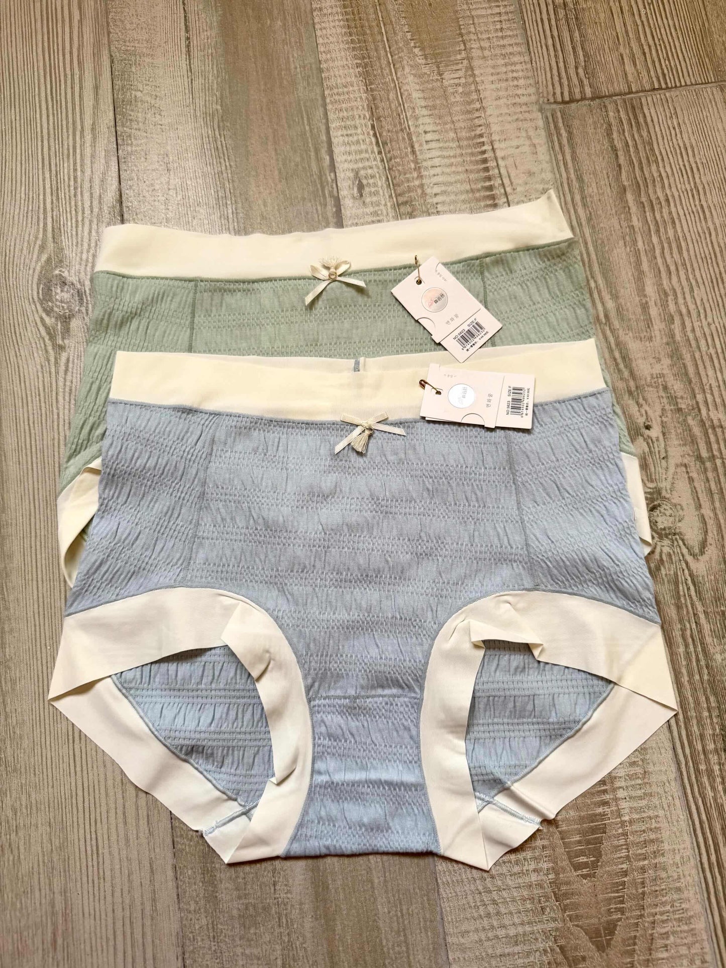 Full Brief Bow panties offer 4 pieces