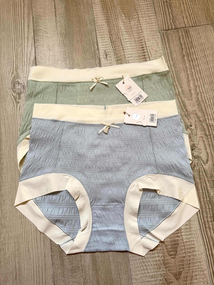 Full Brief Bow panties offer 4 pieces